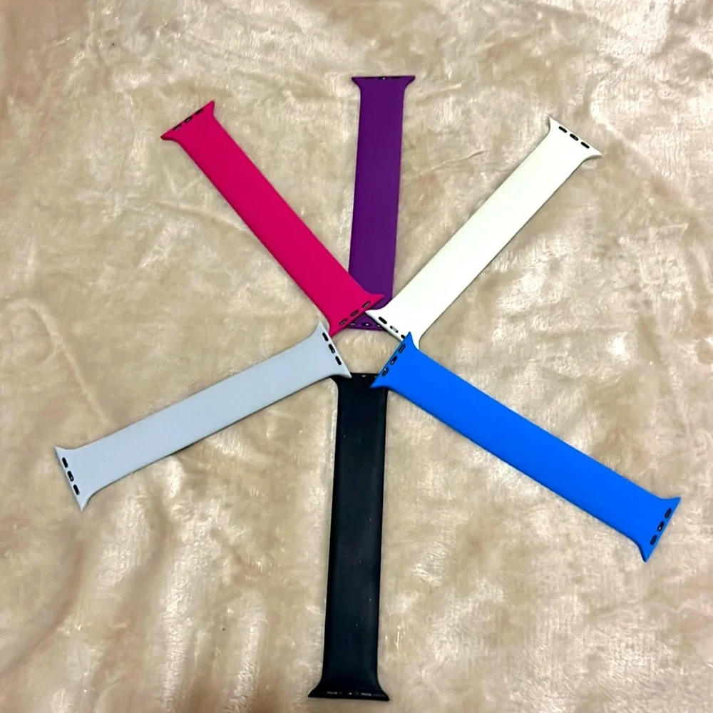 2 sets of 3 silicone smartwatch bands.